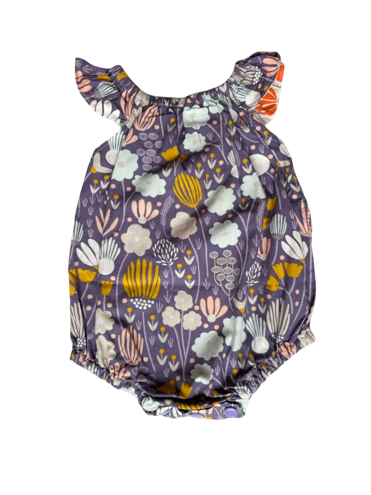 Ce que Molly porte : une combinaison florale violette (00/3-6 mois)